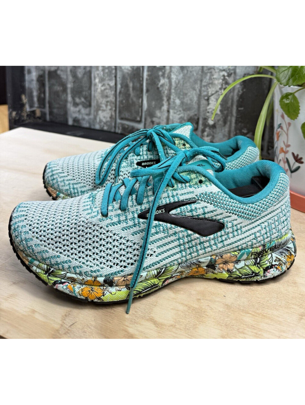 Limited edition Brooks Revel 3 Women’s Turquoise flower Green Low Top Lace-Up